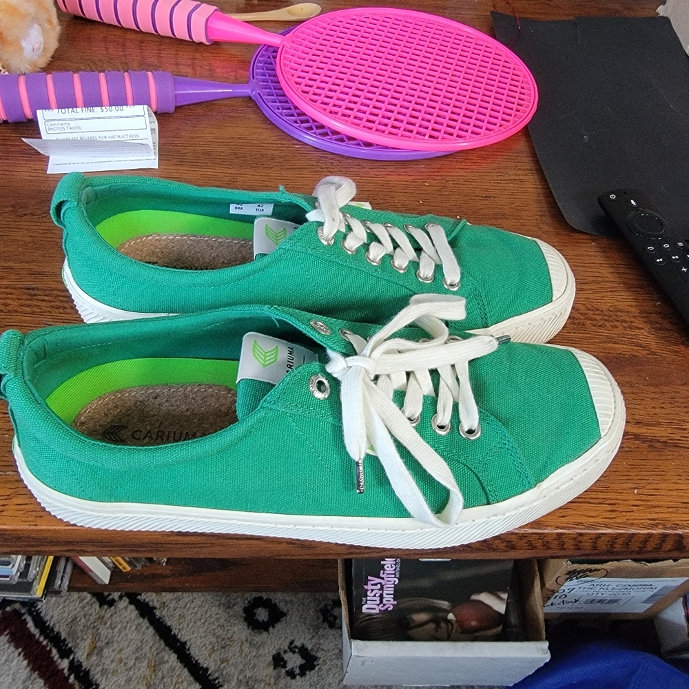 Cariuma tennis shoes in Near New condition. 9.5m